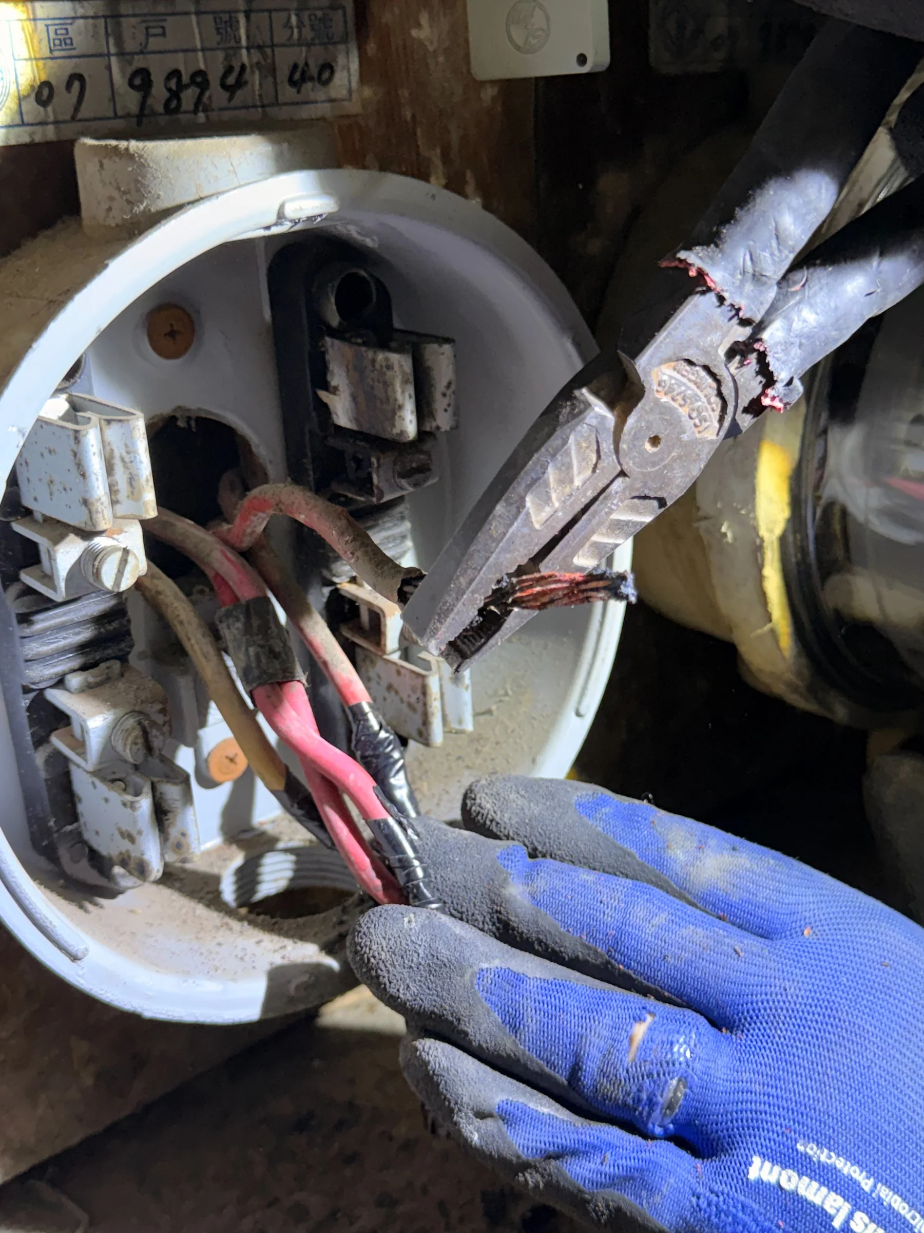 手部檢視電氣接線細節