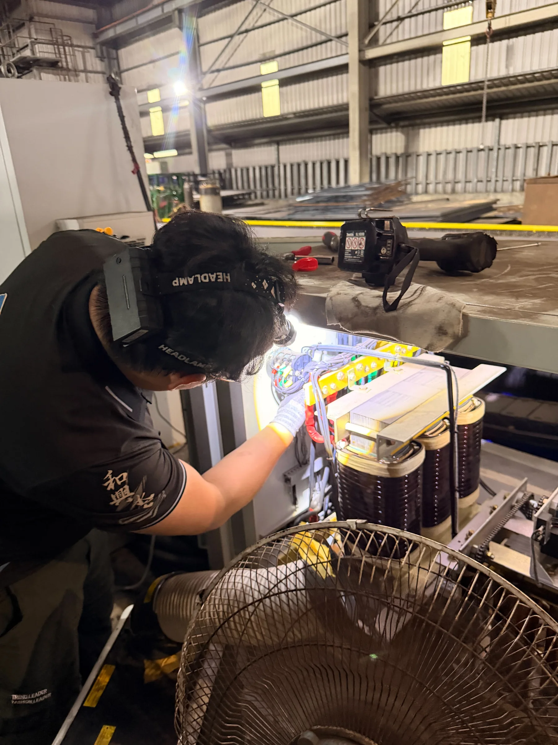 施工人員檢查工業設備內部
