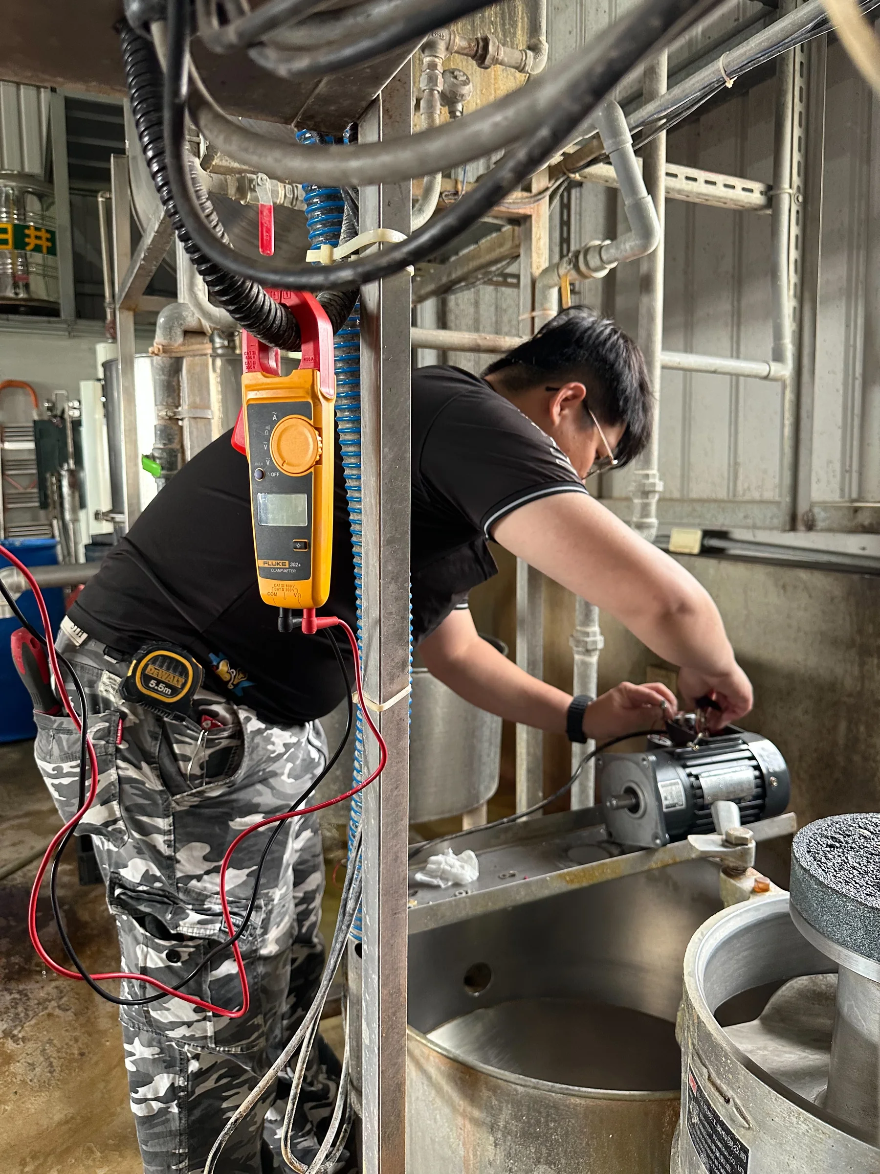 施工人員以鉤錶檢查馬達設備
