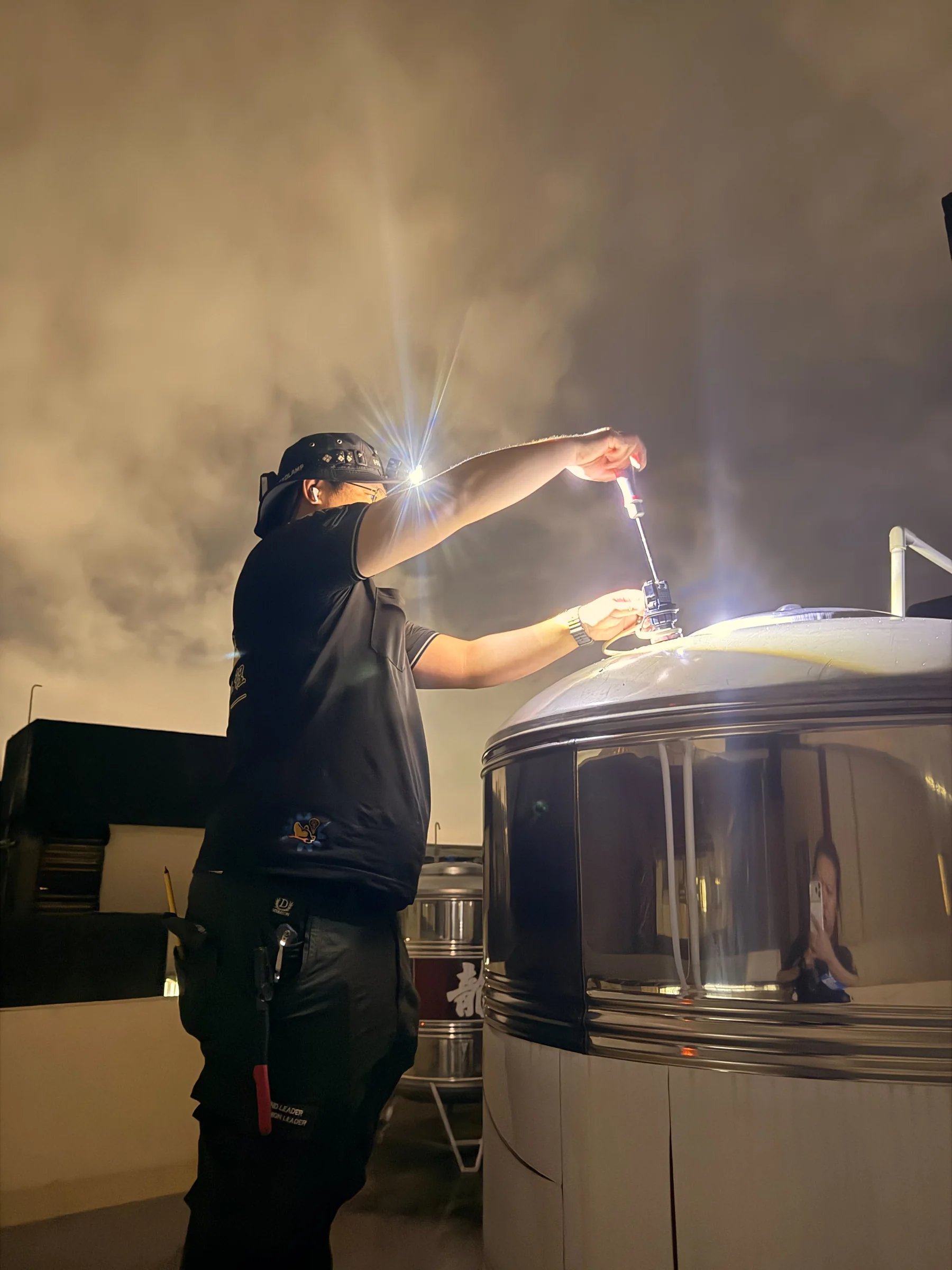 施工人員於水塔設備現場作業